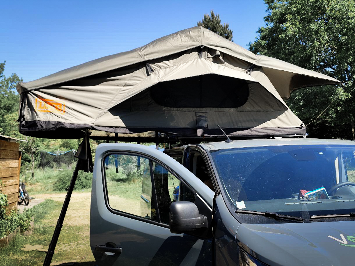 Vue rapprochée de la tente de toit Melbourne III 160 installée sur un Renault Trafic 3