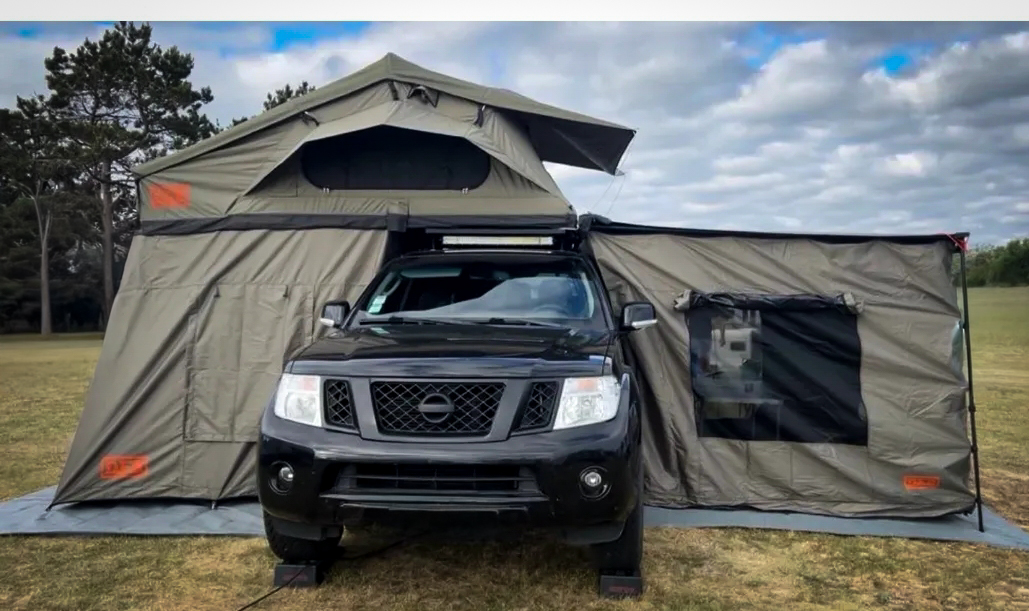 Nissan Pathfinder équipé du Pack Globe Trotteur avec tente Melbourne 190, annexe et auvent