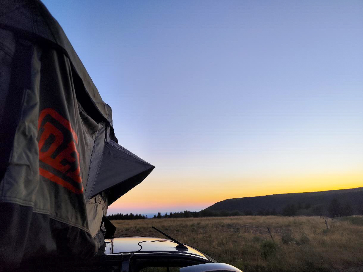 Renault Trafic 3 équipé d’une tente de toit Melbourne III 160 au coucher du soleil