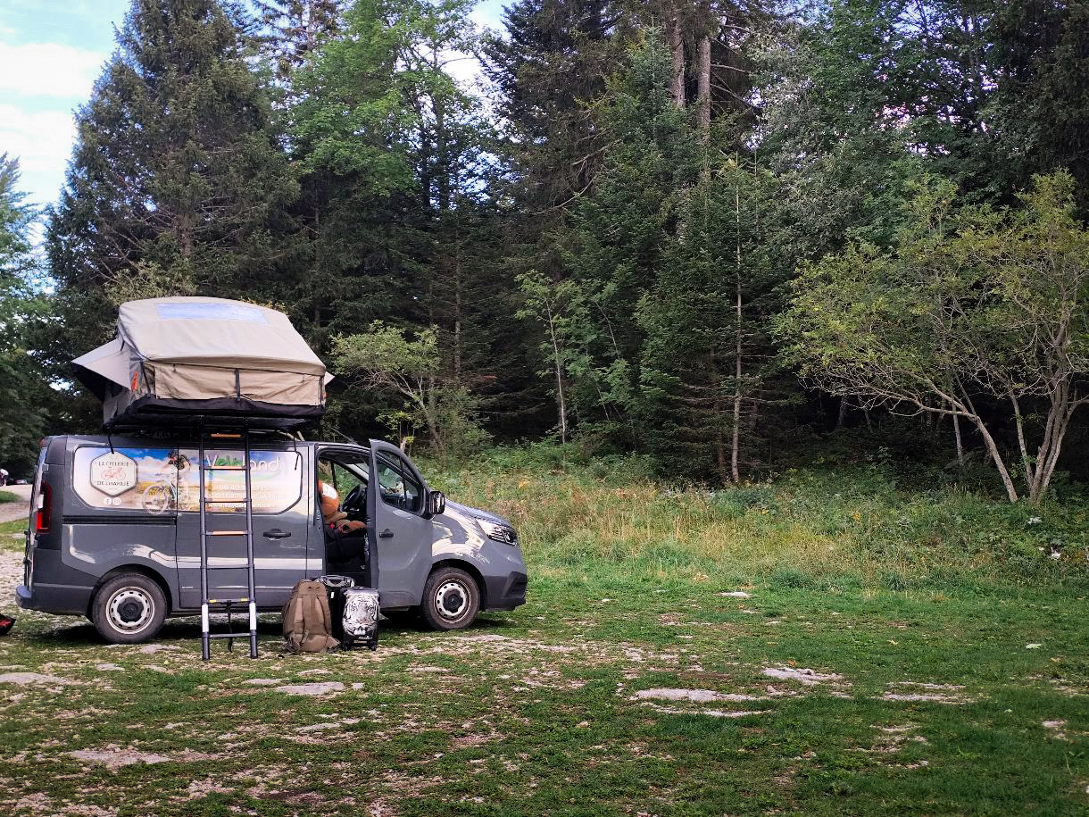 Renault Trafic 3 équipé d’une tente de toit Melbourne III 160 sur un spot de bivouac en montagne