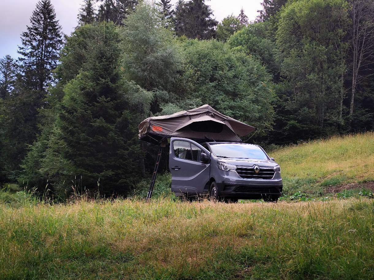 Renault Trafic 3 avec tente de toit Melbourne III 160 en bivouac en forêt