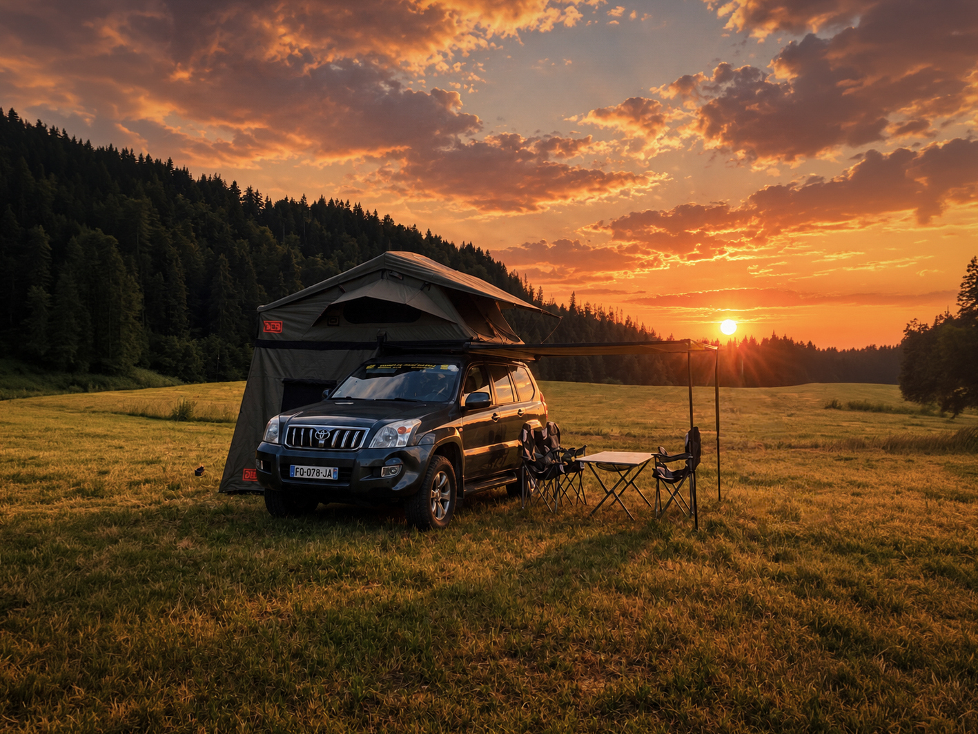 Toyota Land Cruiser avec tente de toit Melbourne III 190, annexe et auvent au coucher du soleil