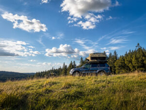 Toyota Land Cruiser équipé d’une tente de toit Melbourne III 190 en bivouac en montagne