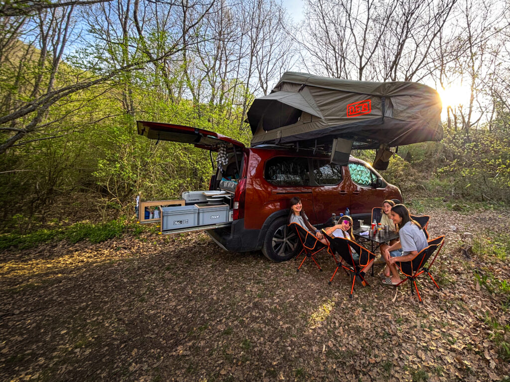 Bivouac en famille avec Peugeot Rifter et tente de toit Melbourne 140