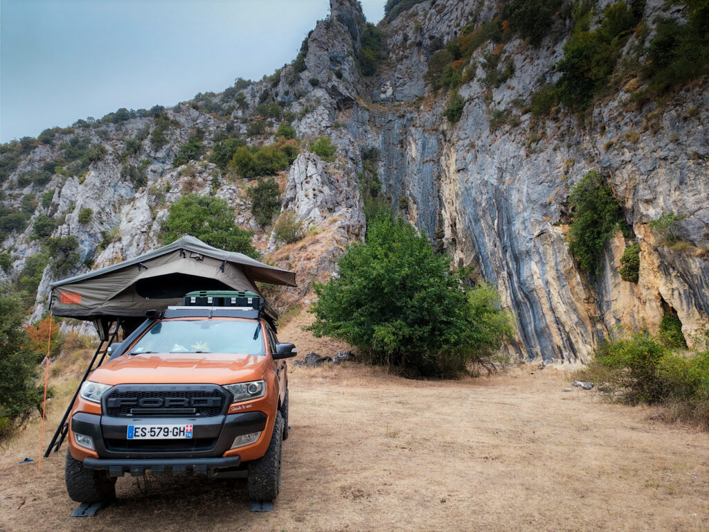 Ford Ranger avec tente de toit Melbourne III installé en pleine nature