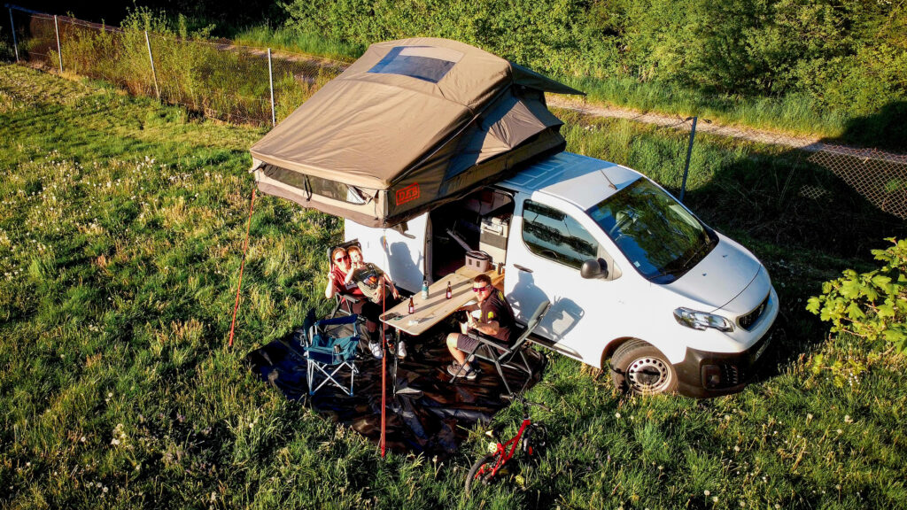 Peugeot Expert aménagé pour le bivouac avec tente de toit Melbourne 190