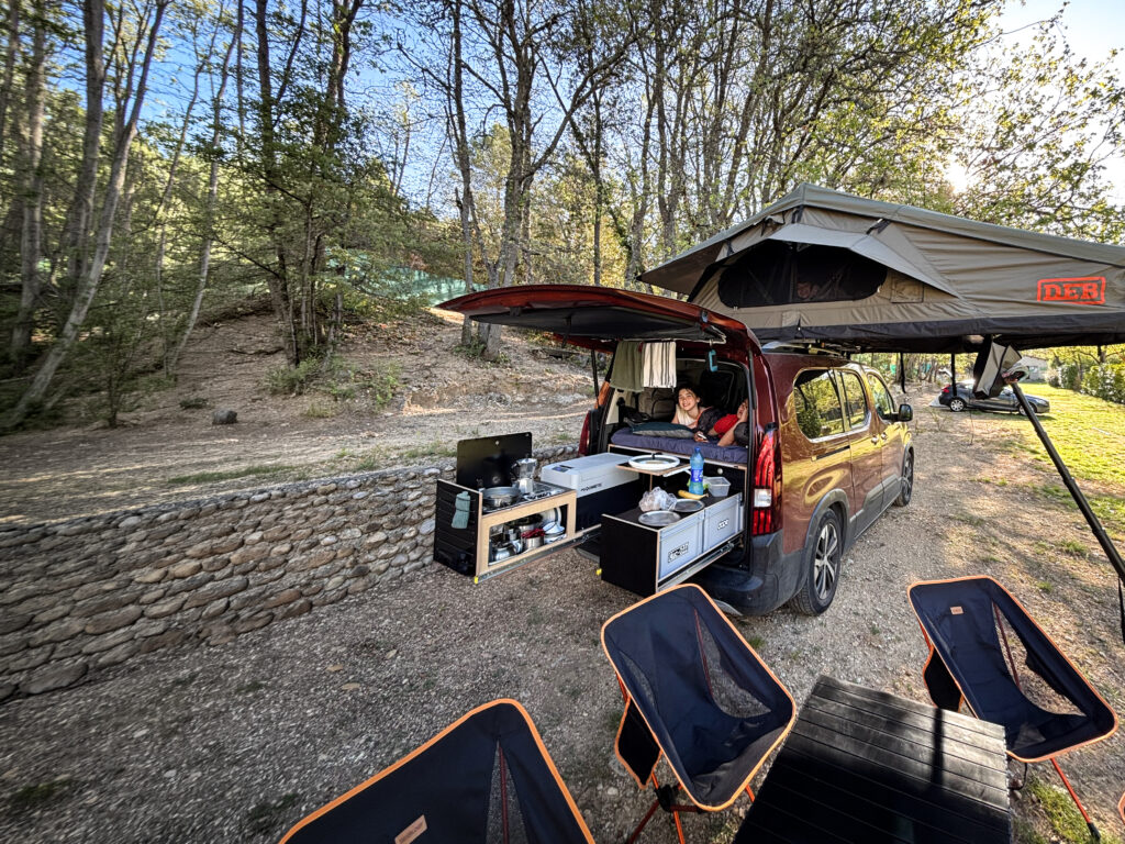 Aménagement du coffre d’un Peugeot Rifter pour le bivouac