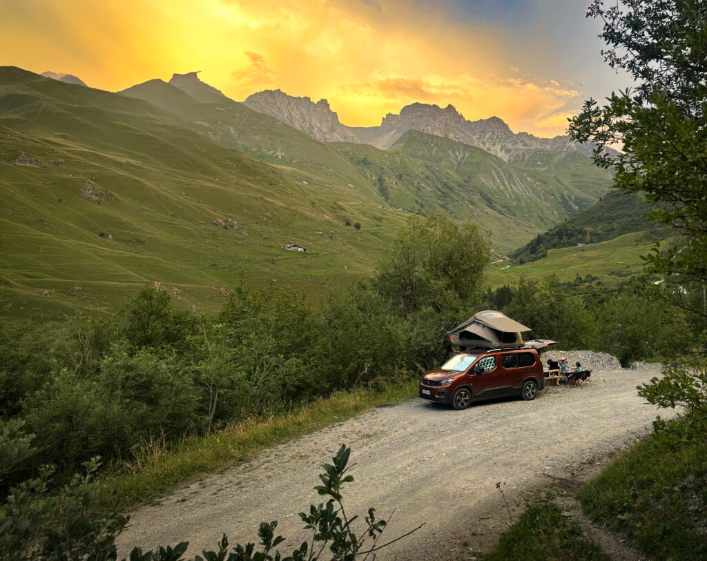 Peugeot Rifter tente de toit Melbourne III 140 en montagne