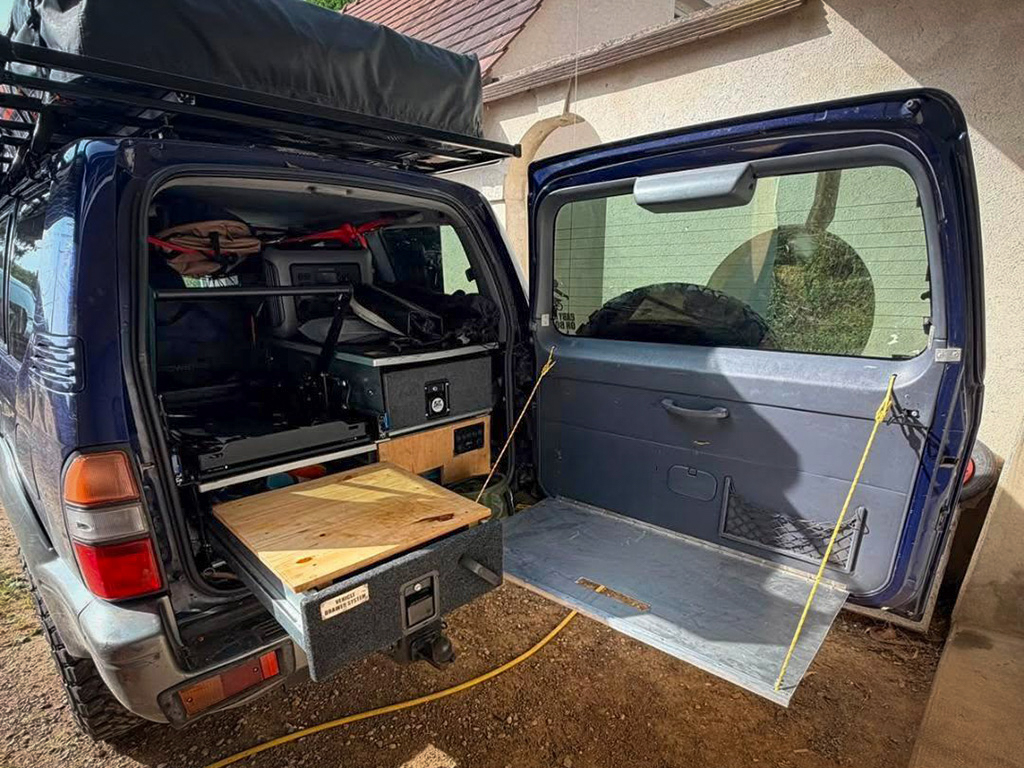 Aménagement de voyage fait maison dans un Toyota KZJ